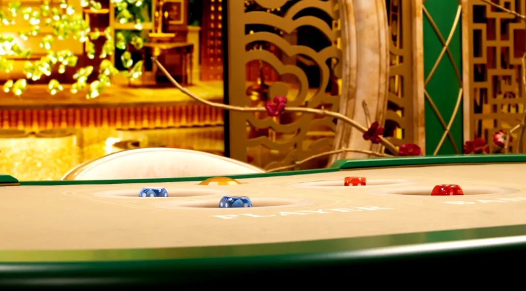 Dealer ao vivo numa mesa de Bac Bo a apresentar o jogo